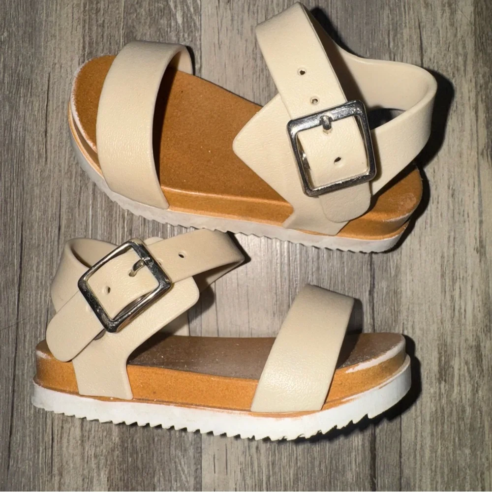 ☀️6/$20☀️ Kids Beige Buckle Sandals